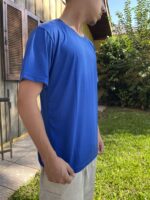 Camiseta azul em PV, com caimento perfeito que se ajusta ao corpo.