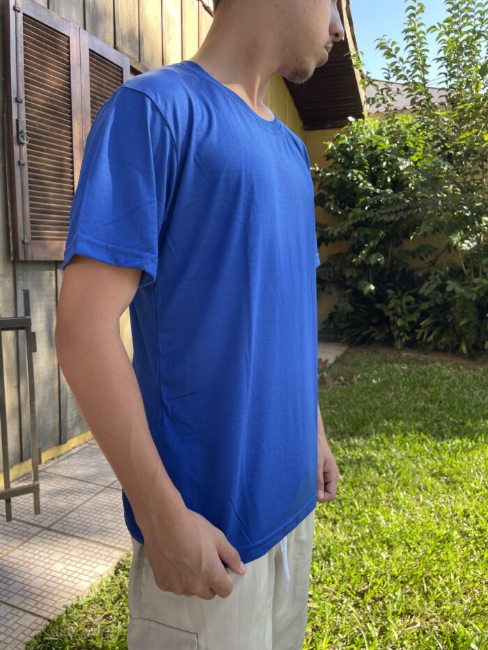 Camiseta azul em PV, com caimento perfeito que se ajusta ao corpo.